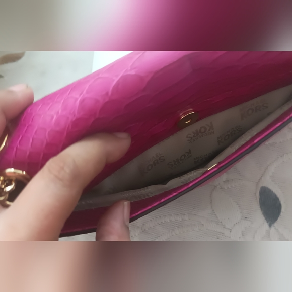 Authentic Michael Kors Tina Medium Shoulder Bag in Fuchsia - Picture 11 of 16